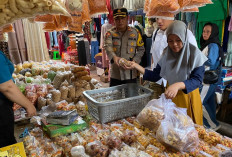 Ajak Anak Panti Belanja Baju dan Kue di Pasar