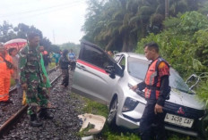 Mobil Xpander Tertabrak Kereta Api , Satu Orang Tewas Dua Luka-Luka
