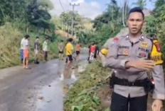 Polisi dan Warga Kompak Gotong Royong Bersihkan Kalangan Desa Alun II