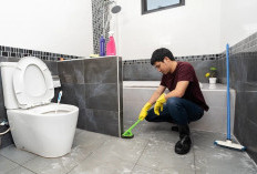 5 Cara Ampuh Hilangkan Noda Kuning di Lantai Kamar Mandi