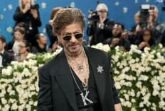 Shah Rukh Khan Tampil Perdana di Met Gala 2025, Wakili India dengan Busana Karya Sabyasachi