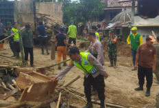 Gelar Gotong Royong Bersihkan Puing Sisa Banjir Bandang