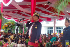 Kenakan Pakaian Adat Saat Upacara