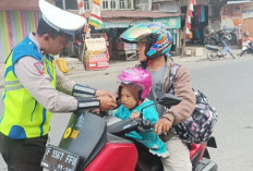 Edukasi Keselamatan Berkendara, Bagi Helm Gratis kepada Anak-Anak