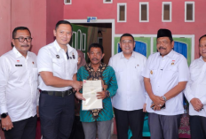 Menko AHY Serahkan Sertipikat Tanah untuk Rakyat di Bengkulu
