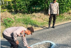 Tak Tunggu Korban Berjatuhan! Polisi OKU Turun Cat Jalan Berlubang