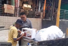 Salurkan Bantuan untuk Pemulung dan Pengepul Rongsokan