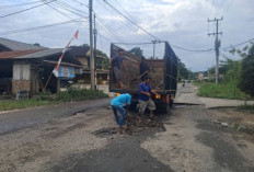 Rawan Kecelakaan dan Tak Kunjung Diperbaiki, Warga Timbun Jalan dengan Batu