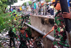 Gotong Royong Bersihkan Sampah