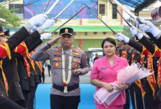 Resmi Jabat Kapolres OKU, AKBP Helmy Tamaela Disambut Tradisi Pedang Pora