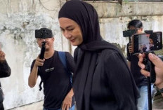 Melayat ke Rumah Duka Ayah Baim Wong, Paula Hanya Lempar Senyum