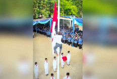 HEROIK ! Pelajar Menaiki Tiang Bendera Perbaiki Tali Terbelit saat Upacara HUT RI ke 79