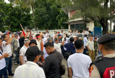 Warga Berunjuk Rasa di Depan Kompleks Kodam Jaya Kalideres