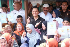 Serahkan 15 Sertipikat Tanah di Kaki Gunung Salak