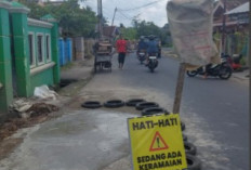 Warga Sekarjaya Patungan Perbaiki Jalan Rusak 