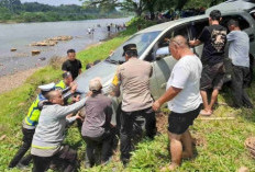 Respons Cepat Personel Pos PAM Cegah Mobil Wisatawan Masuk Sungai Ogan