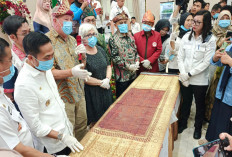 Songket Bernilai TInggi Jadi Taplak Meja ?