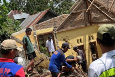 Disdamkar Turun Tangan, Bantu Warga Bersihkan Material Longsor