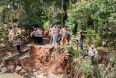 Banjir Rusak Jembatan, Polres OKU Selatan Turun Tangan