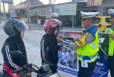 Patuhi Peraturan Lalulintas, Pengendara Diberikan Helm dan Jaket