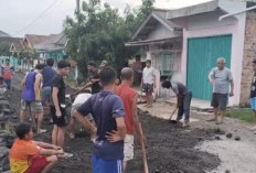 Tak Kunjung Diperbaiki Pemerintah, Warga Gotong Royong Benahi Jalan Rusak