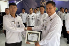 Kalapas Muaradua Berikan Penghargaan kepada Pegawai Teladan 