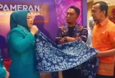 Kain Kawai Kanduk OKU Selatan Curi Perhatian di Palembang Fashion Week 2025