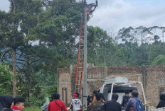 Petugas PLN Berjibaku Pulihkan Gangguan Listrik Warga Senang