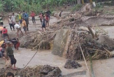 Diterjang Bnajir Jembatan Gantung Putus
