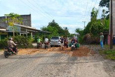 Warga Swadaya Perbaiki Jalan yang Rusak Parah