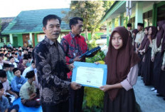 MTsN 1 OKU Selatan Beri Penghargaan Santri Tahfidz