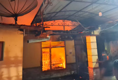 Dua Rumah Ludes Terbakar Selang 1,5 Jam