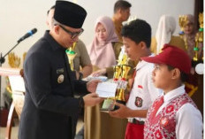 253 Siswa SD Berprestasi di OKU Terima Beasiswa