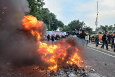 Menolak Hasil Pilpres 2024, Massa Bakar Ban di Area Patung Kuda