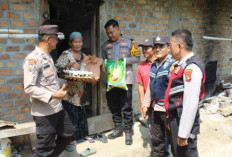 Kapolsek Muaradua Bagikan Puluhan Paket Sembako untuk Warga Kurang Mampu