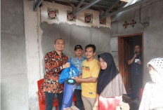 Sekda OKU Alva Elan Serahkan Bantuan untuk Korban Kebakaran di Pasar Baru