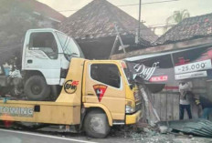 Listrik Padam Enam Jam Tiang Roboh DItabrak Crane