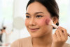 5 Tips Pakai Blush On untuk Wajah Bulat, Bikin Wajah Tampak Lebih Tirus