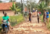 Diabaikan Pemerintah, Warga Gotong Royong Perbaiki Jalan Rusak 