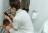 Sering Main HP di Toilet? Ini Bahaya Tersembunyi yang Mengintai