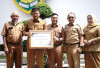 OKU Timur Bangun 312 Posbankum Desa, Bupati Enos Terima Penghargaan