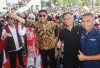 Puluhan Ribu Pengunjung Nonton Festival Panjat Pinang 80 Sumeks Pohon di JSC