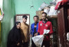 Disdamkarmat OKU Selatan Evakuasi Ular Beling dari Rumah Warga