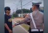 Viral, Oknum Satlantas Pali Pecahkan Kaca Truk