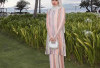 7 Cara Memakai Pashmina Panjang yang Simpel, Praktis, dan Tetap Stylish
