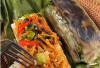 Nasi Bakar Ayam Suwir Balado: Wangi Daun Pisang, Pedasnya Bikin Ketagihan!