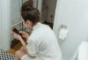 Sering Bawa HP ke Toilet? Waspadai 4 Dampak Buruk Ini