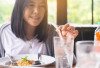 Mitos atau Fakta: Benarkah Minum Air Es Setelah Makan Ganggu Pencernaan?