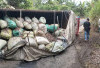Truk Bermuatan Kemiri Terbalik 