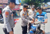 Bagikan dan Pasang Bendera Merah Putih di Kendaraan Warga